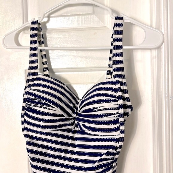 NWOT Women’s Nip Tuck Blue & White Striped Multi Fit Cup One Piece Swimsuit Sz 6 - Picture 4 of 11